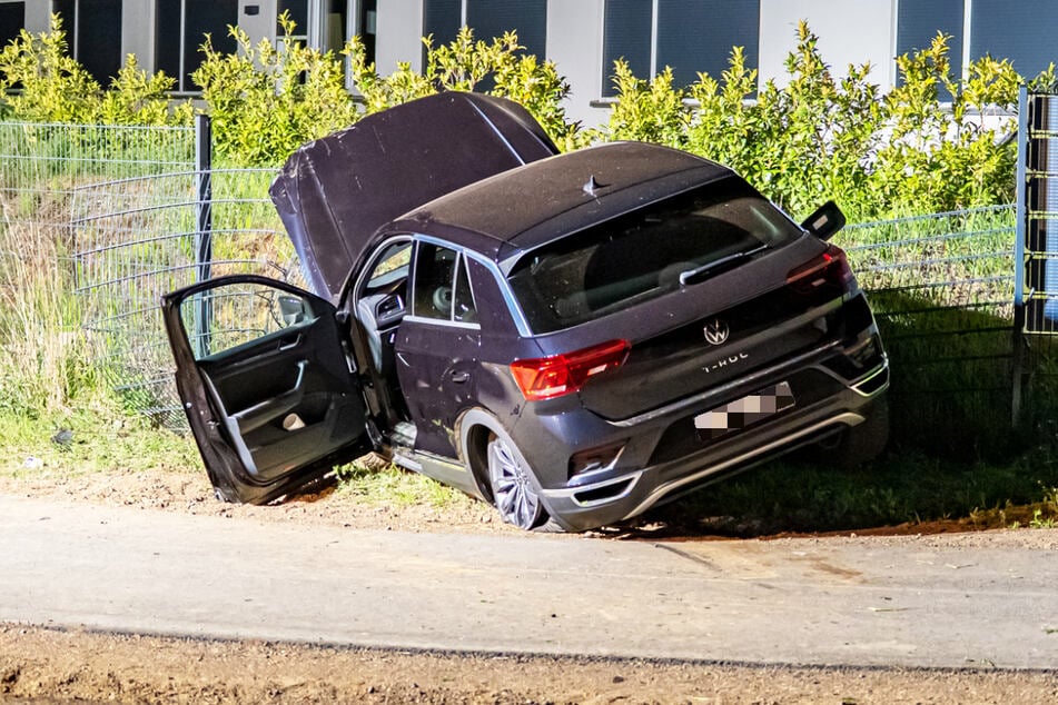 Die Feuerwehr musste den jungen Mann aus dem Auto befreien.