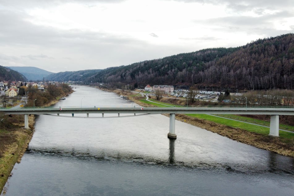 Kein Auto weit und breit. Was mit der Elbbrücke entlang der B172 bei Bad Schandau geschieht, soll sich definitiv Ende Juni entscheiden.