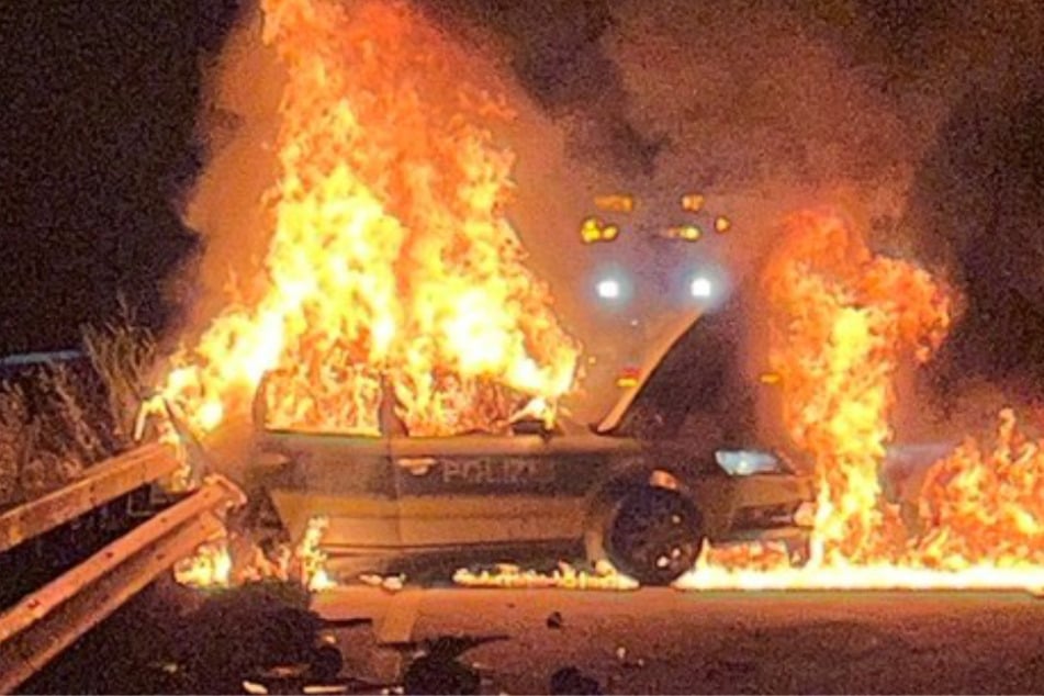 Auf der A1 bei Oyten ist ein Streifenwagen in der Nacht zu Mittwoch in Flammen aufgegangen.