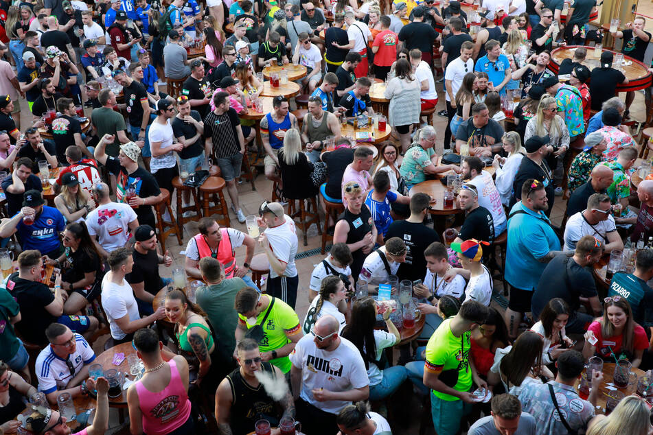 Die Besucher strömen zur Saisoneröffnung im Bierkönig auf Mallorca.