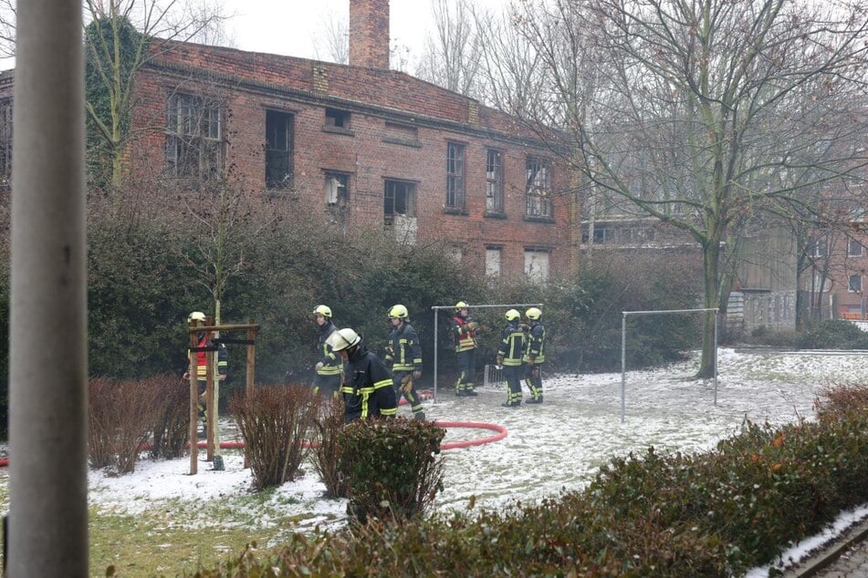 Gegen 12 Uhr wurde die Leitstelle über einen Gebäudebrand in Volkmarsdorf informiert.