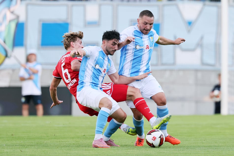 CFC-Neu-Kapitän Andreas Geipl (34) und Teamkollege Domenico Alberico (27) wollen Aljoscha Kemlein (21) den Ball abjagen.