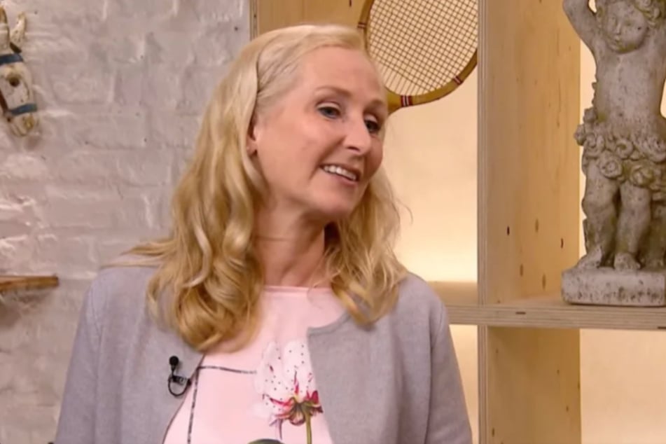 Susanne Schmidt aus Pforzheim bietet bei "Bares für Rares" eine eingestaubte Mini-Brosche aus ihrer Vitrine an.