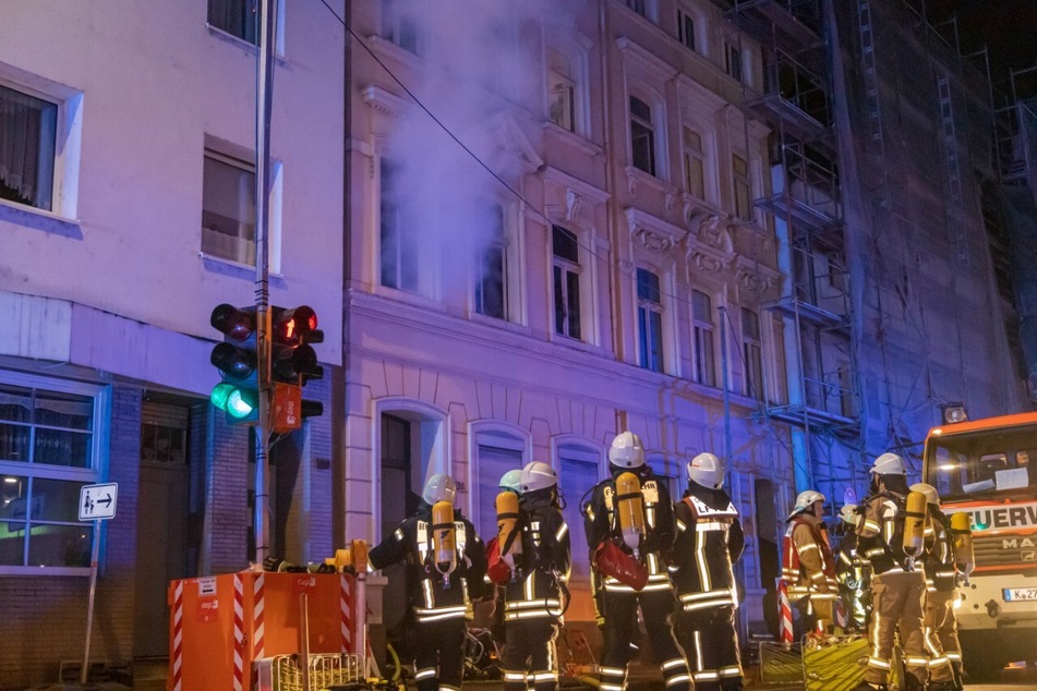 49 Einsatzkräfte von Feuerwehr und Rettungsdienst waren bei dem Wohnungsbrand in Köln-Mülheim im Einsatz.