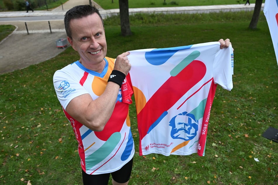 Sparkassen-Chef Michael Kreuzkamp (55) präsentiert das offizielle Trikot zum Kulturhauptstadt-Marathon 2025.