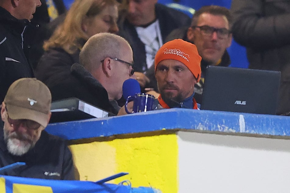 Der ehemalige Lok-Spieler Robert Sommer (orange Mütze) war gegen Altglienicke Co-Stadionsprecher.