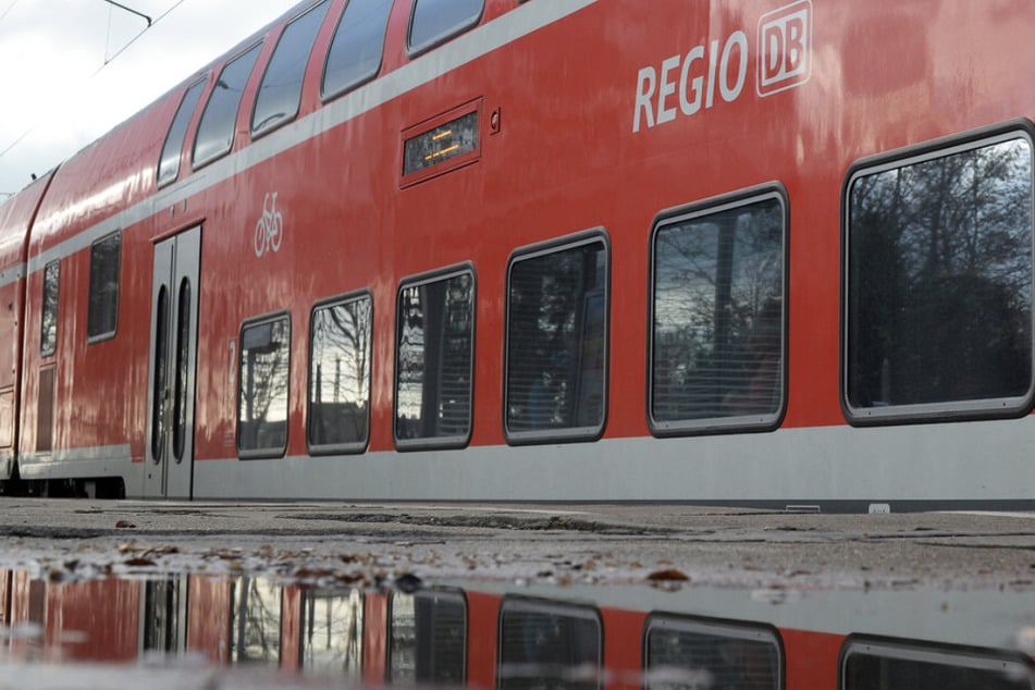 Laut Polizeiangaben befand sich der 33-Jährige auf den Gleisen und wurde hierbei von einer Regionalbahn erfasst. (Symbolfoto)