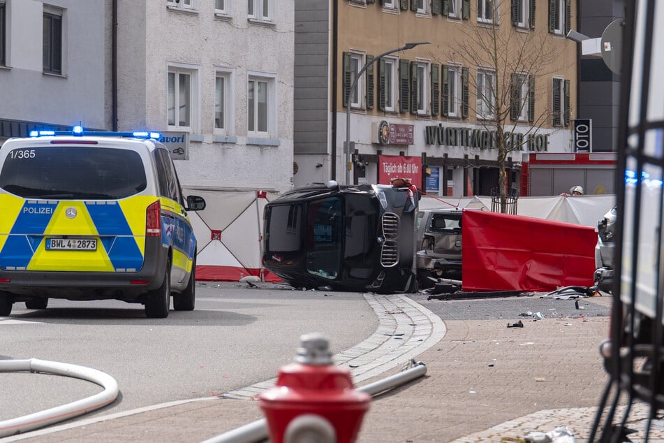 Die Einsatzkräfte sicherten die Unfallstelle mit Sichtschutzwänden ab.