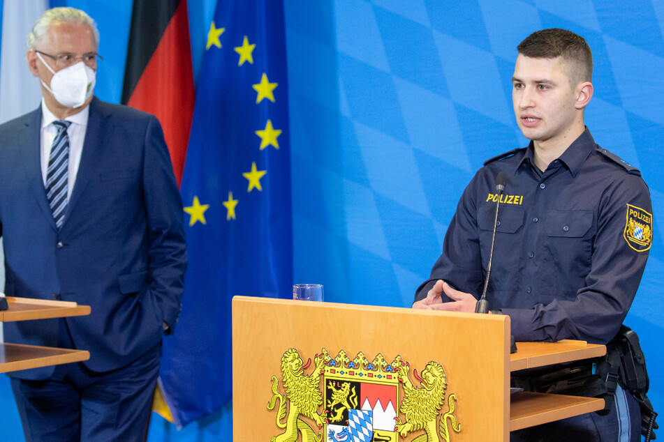 Der Nürnberger Polizist Marc Hoffmann (r.) spricht bei einer Pressekonferenz zum bayernweiten Lagebild zur Gewalt gegen Polizisten im Jahr 2020. Links steht Joachim Herrmann (64, CSU), Innenminister von Bayern.