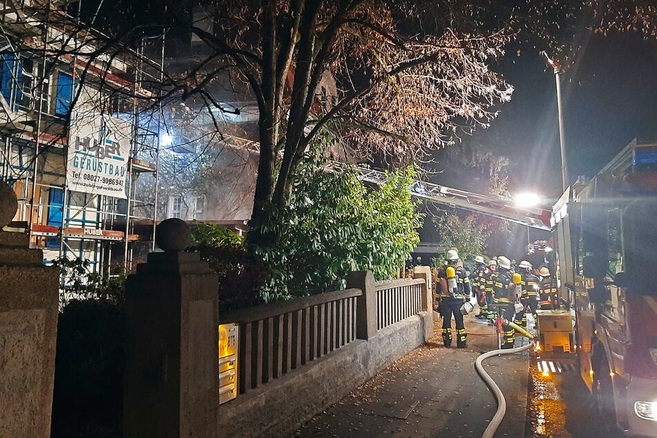 Mitten in der Nacht musste die Feuerwehr in die Sollner Straße ausrücken.