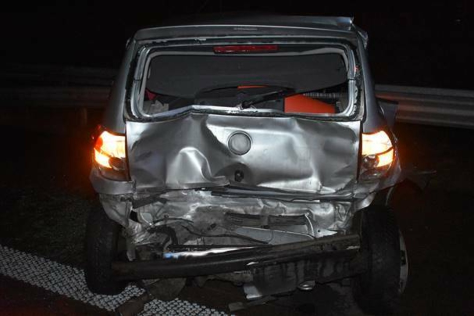 Die 63-jährige Fahrerin eines VWs musste am Sonntagabend mit schweren Verletzungen in ein Krankenhaus gebracht werden.