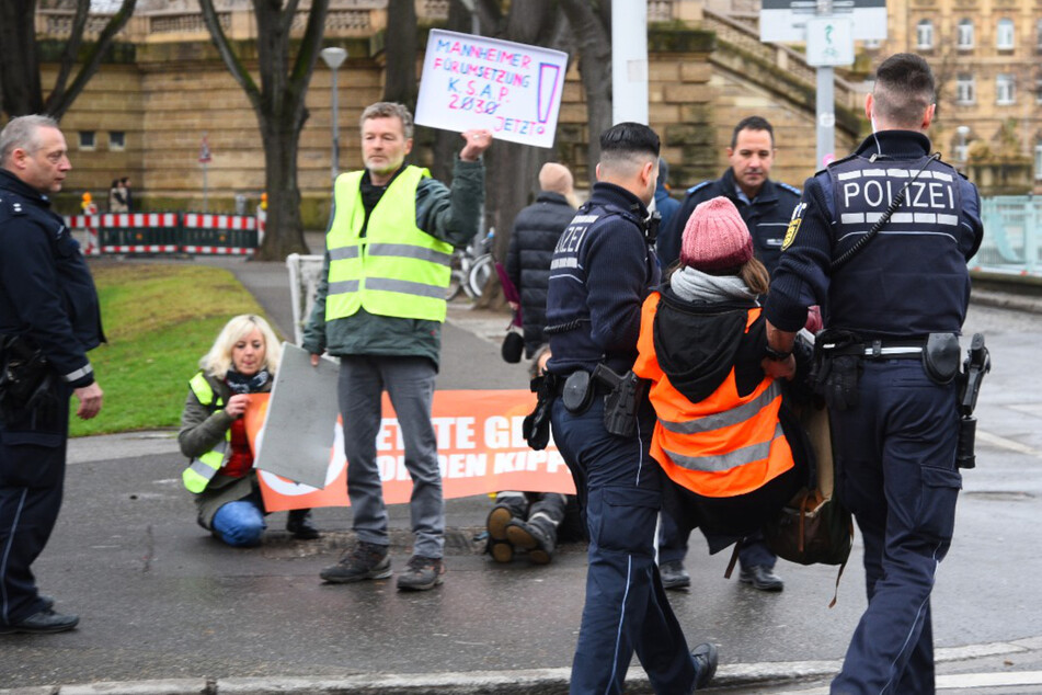 Mannheimer Klimaaktivisten kleben sich am Asphalt fest