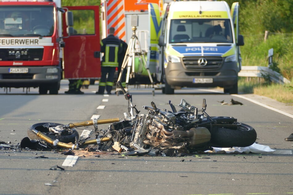 Bei einem Frontalzusammenstoß zweiter Motorräder wurden in der Nähe des Kölner Flughafens zwei Menschen tödlich verletzt.