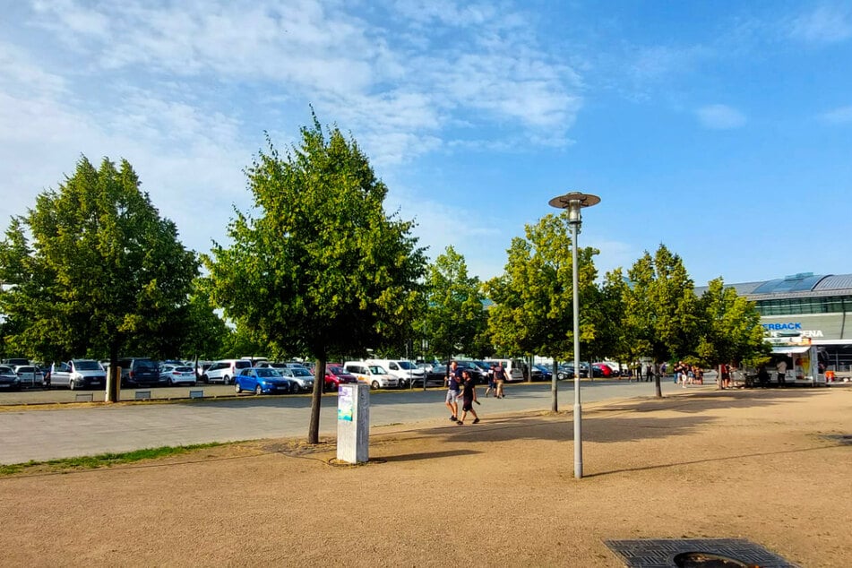 Das Parkhaus soll dort gebaut werden, wo sich aktuell noch der Parkplatz neben der Arena befindet.