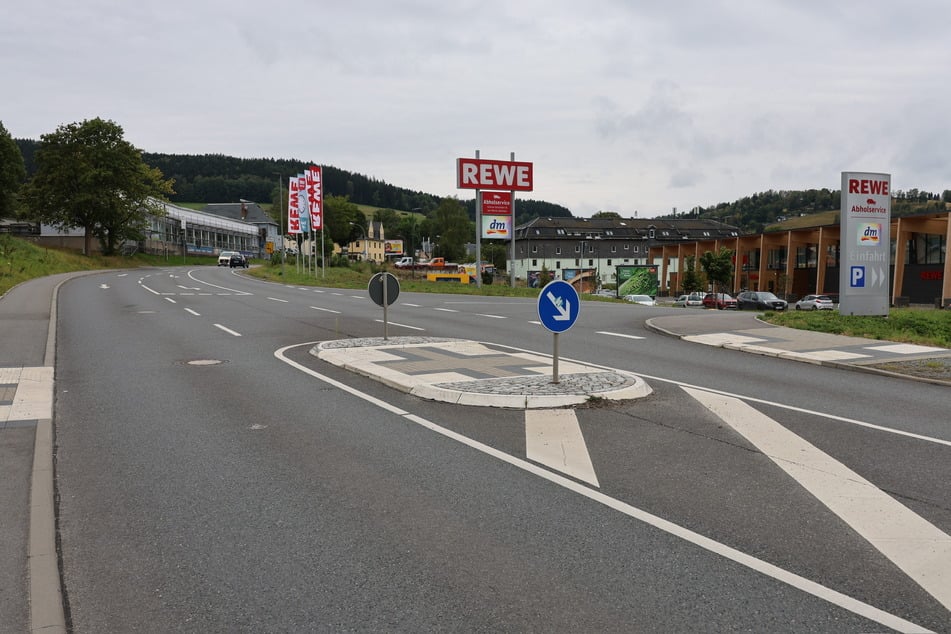Nach der Kreuzung Bockauer Straße/Kirchstraße soll bis zur Höhe Zufahrt REWE und dann von der REWE-Zufahrt bis zum Abzweig Lindenstraße gesperrt werden.