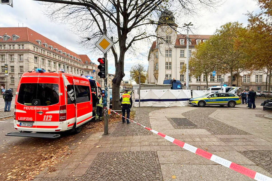 Die Polizei stellte einen Sichtschutz auf.