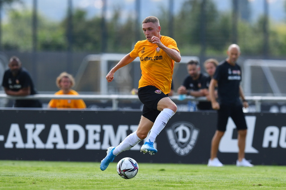 Luca Herrmann (22) stürmt wieder mit dem Ball auf und davon. Alexander Schmidt (52) schaut im Hintergrund zu.