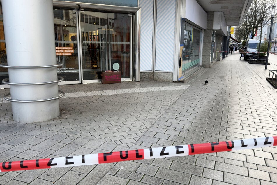 Das Einkaufszentrum "Stadthof" wurde geräumt und der Fundort des Koffers weiträumig abgesperrt.