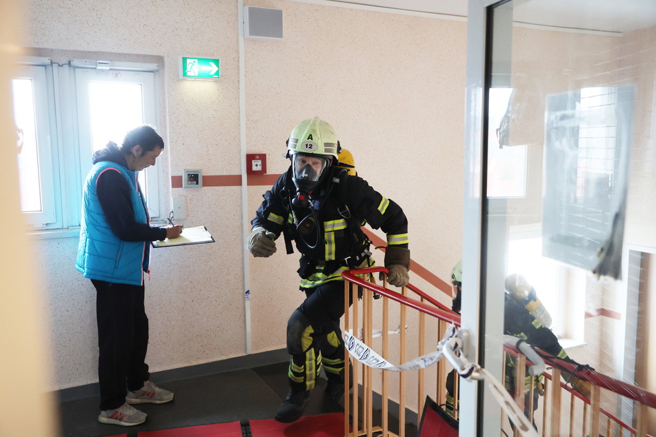Treppenlauf in Zwickau: Die Feuerwehrleute mussten die 166 Stufen mit Atemschutz erklimmen.