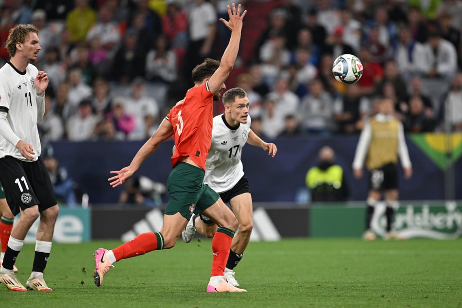 Tor für die DFB-Elf! Flo Wirtz (r.) macht's mit Köpfchen.