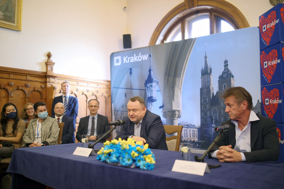 Sean Penn (61, r.) unterzeichnete in dieser Woche mit dem Bürgermeister von Krakau, Andrzej Kulig (2.v.r.), eine Vereinbarung über die Zusammenarbeit im Bereich der Hilfe für Flüchtlinge aus der Ukraine.