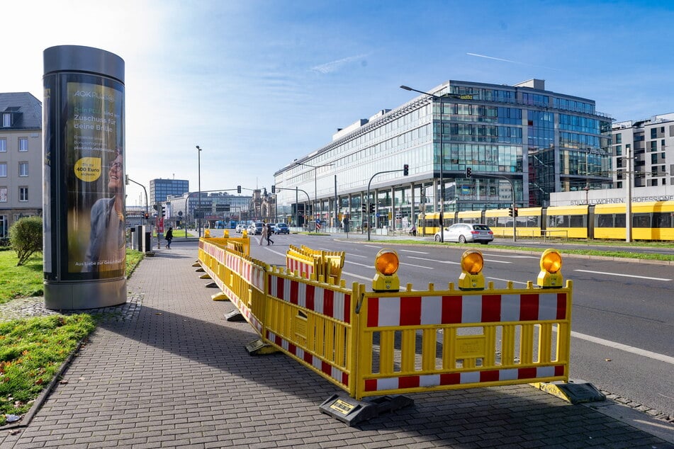 An der St. Petersburger Straße werden teure Bäume gepflanzt.