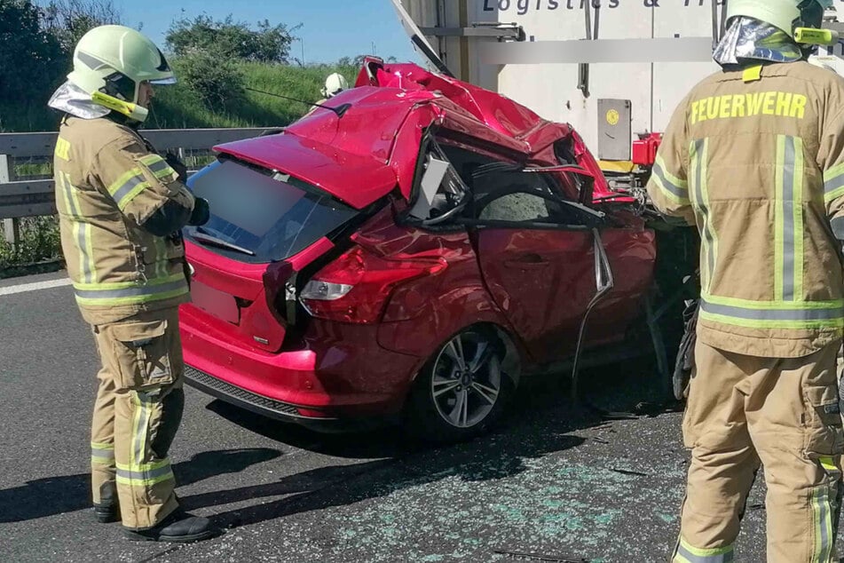 Unfall A4: A4 nach Unfall gesperrt: Ford unter Lkw gedrückt!