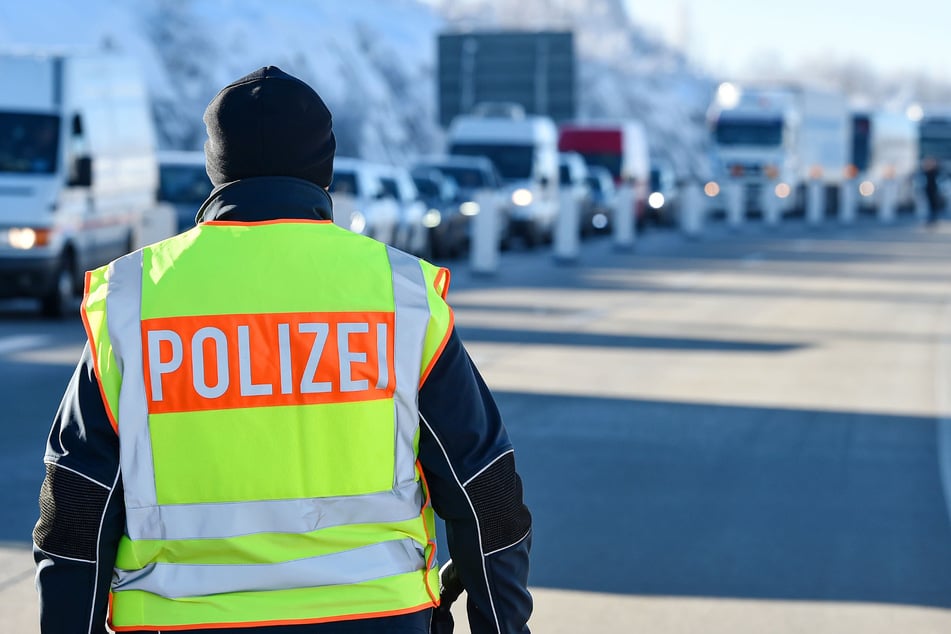 Bundespolizisten zogen Welpen-Schmuggler auf der A17 aus dem Verkehr. (Symbolbild)