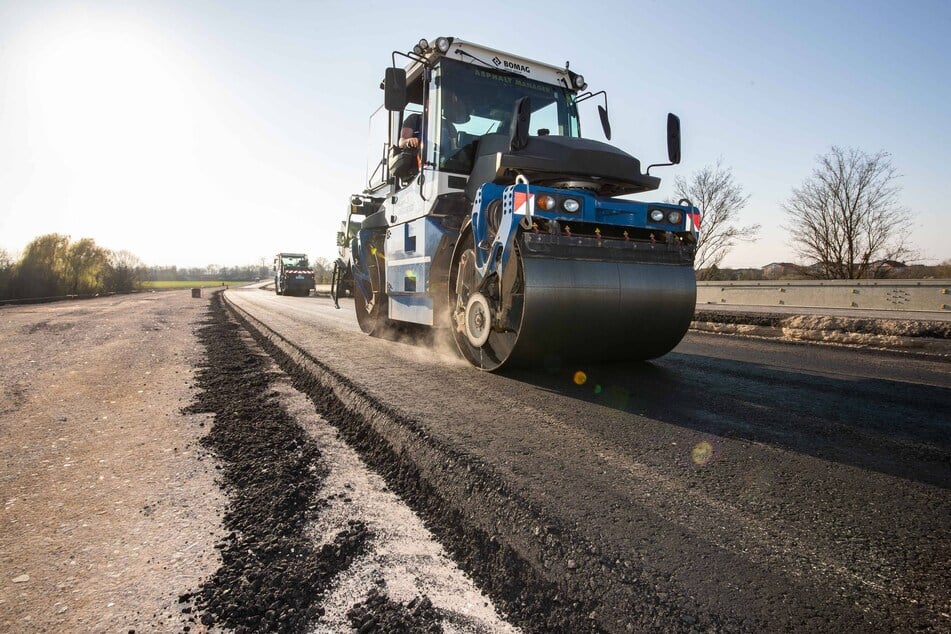 Sachsen will Löcher auf Staatsstraßen mit Mitteln aus dem Sachsenfonds stopfen. (Symbolfoto)
