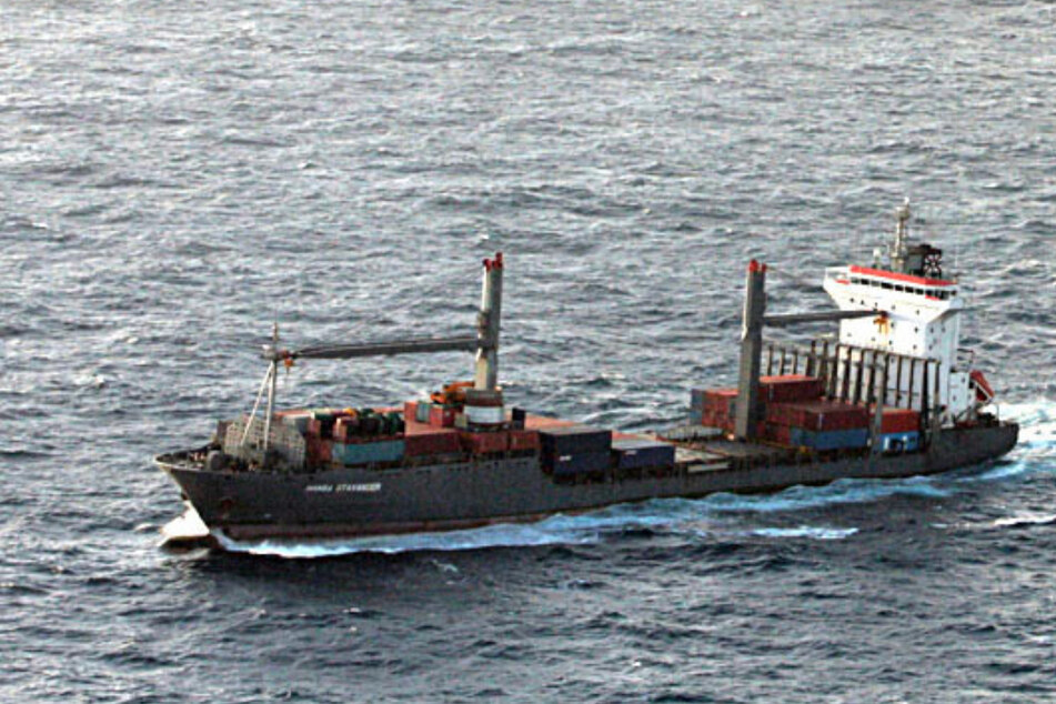 Pirates hijack ship off the coast of Somalia, police tries to negotiate