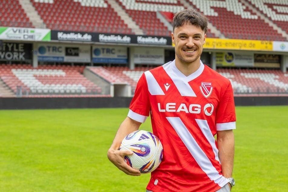Simon Straudi (26) grinst als letzter Neuer in die Kamera. Die Verpflichtung eines Erstliga-Spielers wie ihm wäre zu einem früheren Zeitpunkt kaum möglich gewesen.