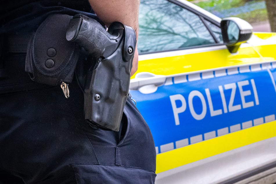 Bei Verkehrskontrolle: Polizei schnappt Fahranfänger mit Auto voller Waffen