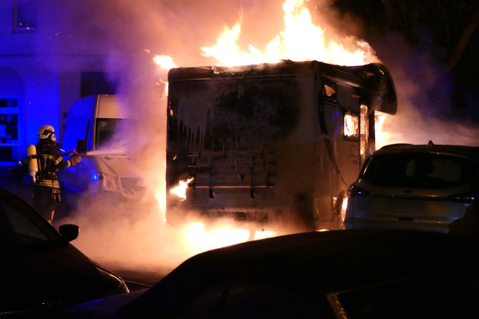 Das Wohnmobil war trotz des schnellen Eingreifens der Feuerwehr nicht mehr zu retten.