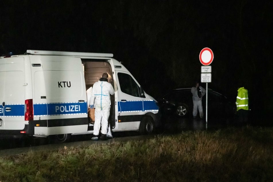 Die Polizei sucht weiter nach Hinweisen auf den oder die Täter.