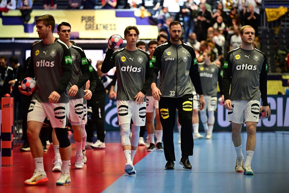 Die deutschen Handballer laufen auf die Platte.