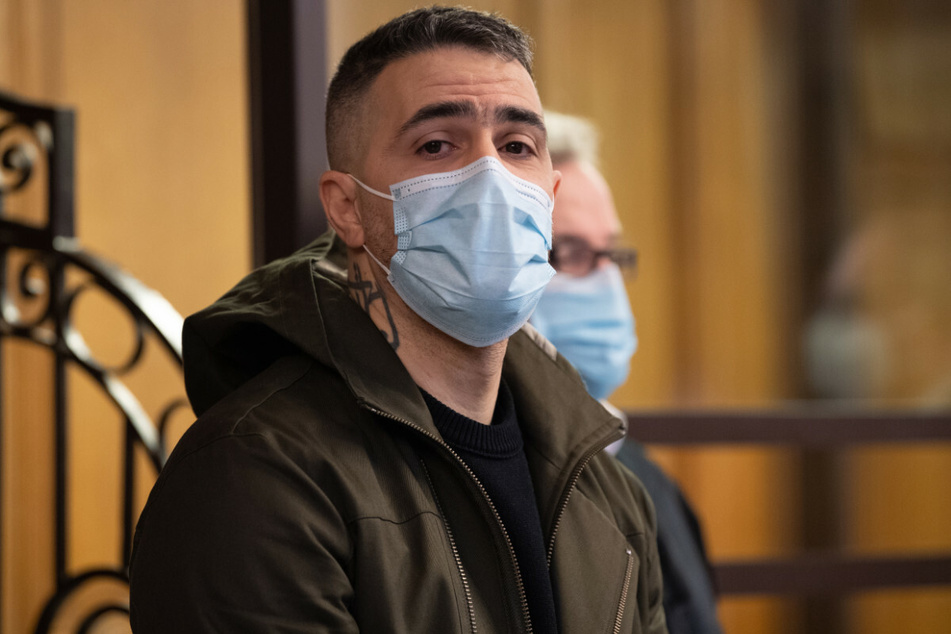 Bushido sitzt als Nebenkläger im Prozess gegen Clanchef Arafat Abou-Chaker im Gerichtssaal.