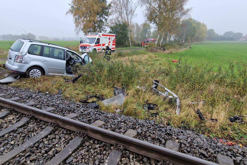 Durch die Wucht des Zusammenstoßes wurde das Auto auf eine Wiese neben den Gleisen geschleudert.