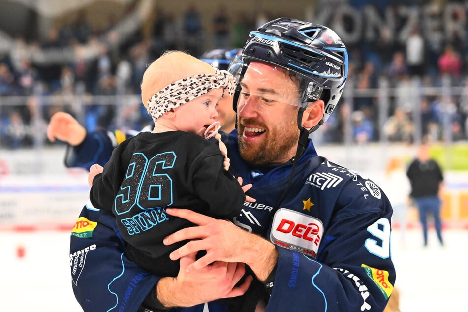 Ein Tor und dann die Siegerrunde mit dem Töchterchen auf dem Arm: Für Tyson Spink (33) fühlt sich Dresden gut an.