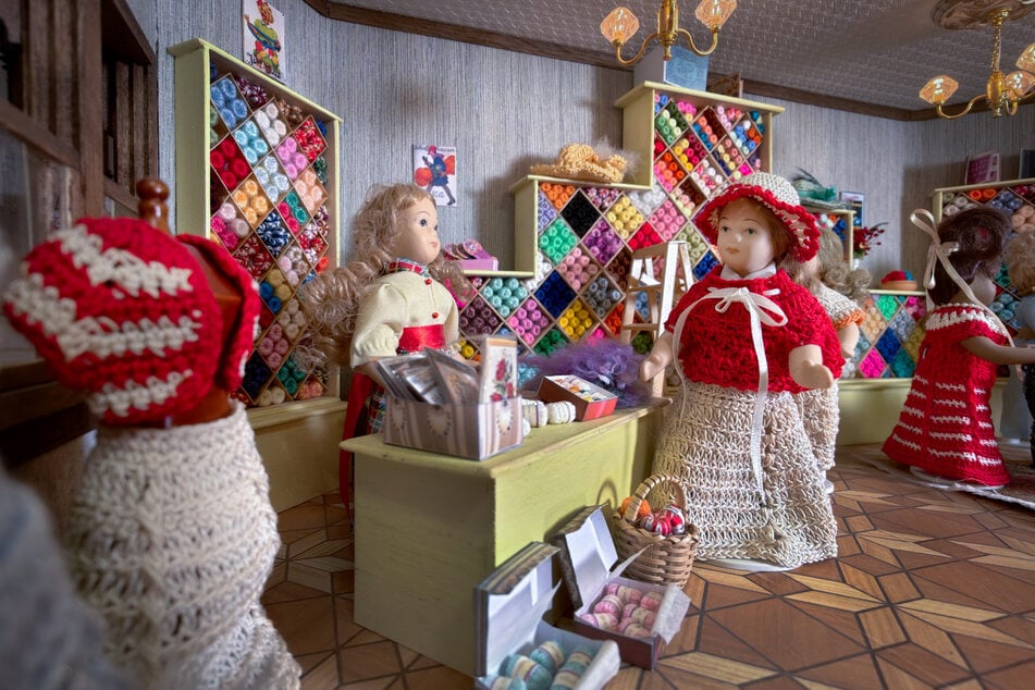 In dem Universalkaufhaus gibt es 45 Läden für alles, was das Puppenherz höher schlagen lässt.