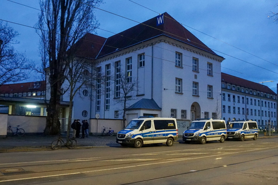 Mehrere Querdenker haben am Samstag versucht, das Gelände der Klinik für Psychische Gesundheit in Leipzig zu stürmen.