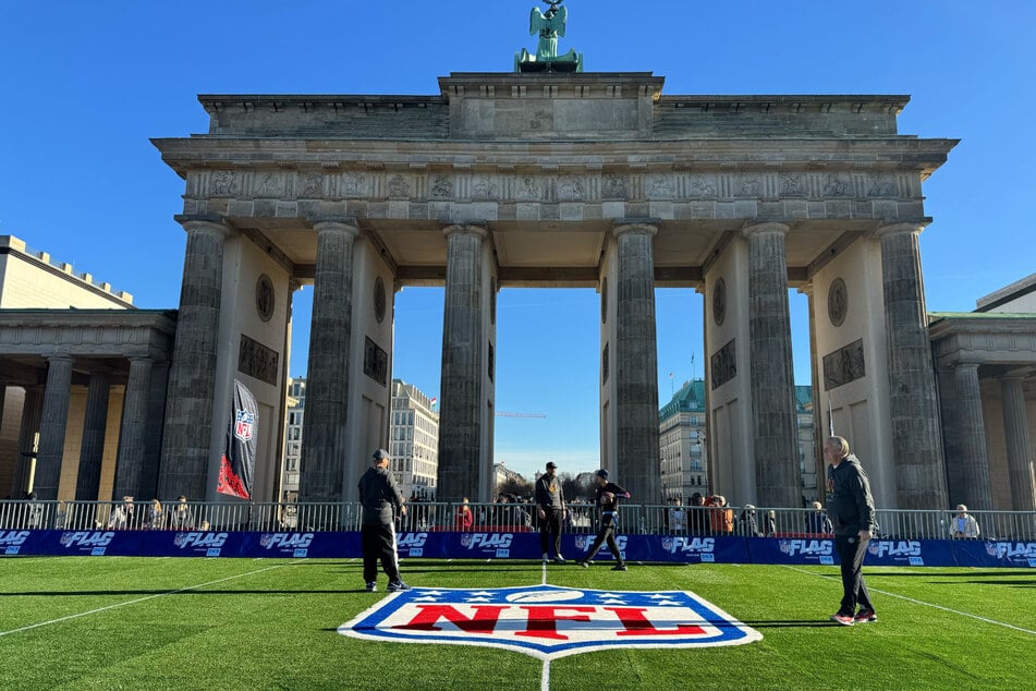 Vor dem Brandenburger Tor können sich die Fans an Flag Football heranwagen.