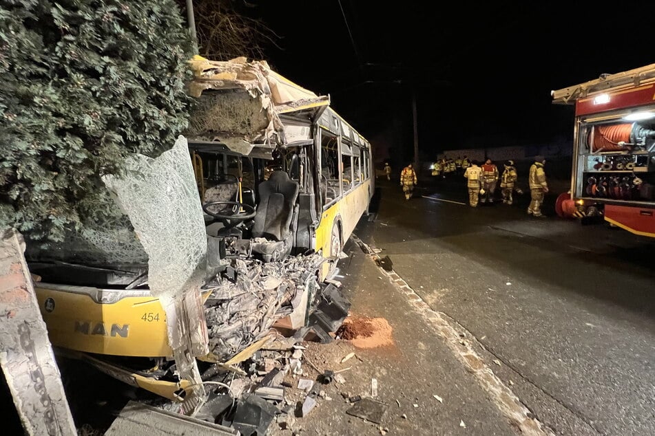 In die Statistik zählen spektakuläre Busunfälle wie hier an der Bautzner Landstraße ebenso mit hinein wie einfache Lackkratzer.