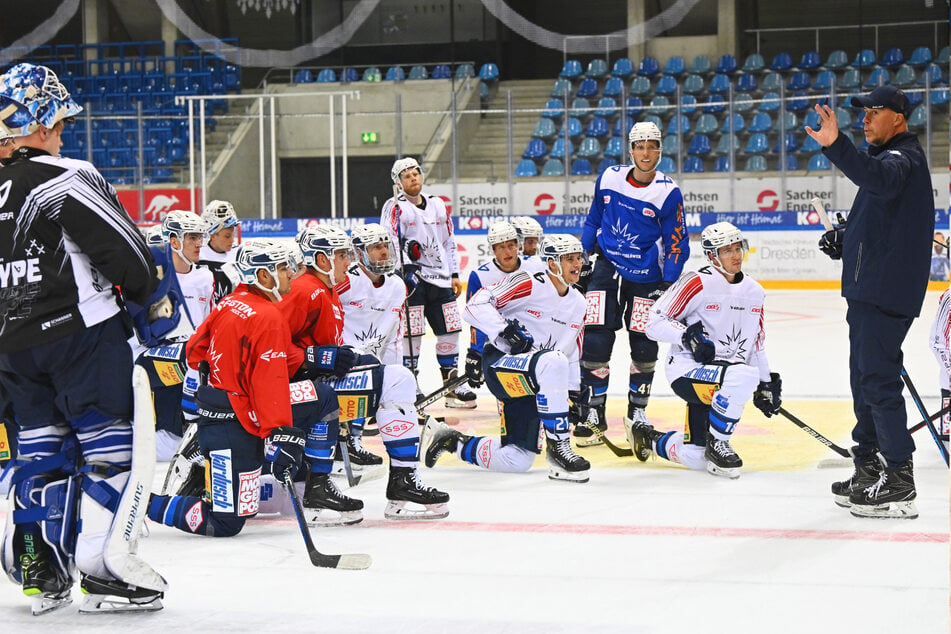 Coach Corey Neilson (46, r.) sprach ruhig und deutlich mit seinen Spielern, als er die Übung erklärte.