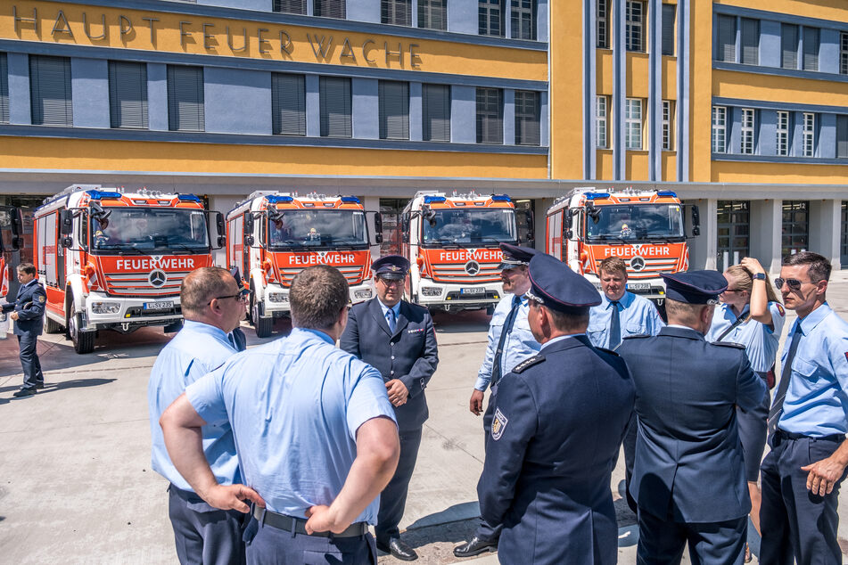 Fünf Fahrzeuge übergab die Stadt am Donnerstag an die Freiwilligen Feuerwehren. Die sogenannten LF 20 sind dabei so ausgestattet, dass die Kameraden auch in anderen Regionen beispielsweise bei Waldbränden oder Hochwassern helfen können.