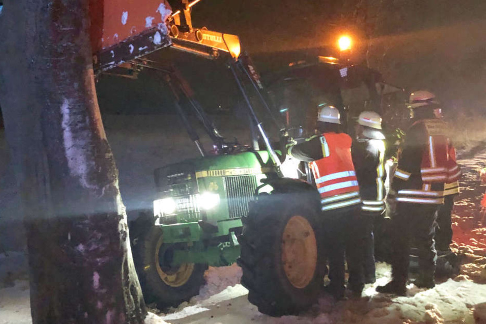 Der Traktor war am frühen Mittwochmorgen infolge des Zusammenstoßes gegen einen Baum gekracht.