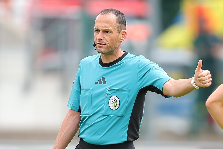 Schiedsrichter-Beobachter Lars Albert (47), hier als Unparteiischer in einem Testspiel 2024, bewertet Näthers Leistung bei Lok-Aue als "stark".