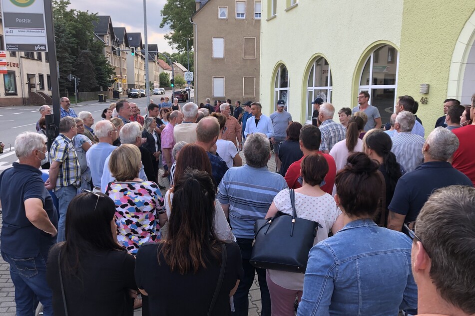 Rund 60 Anwohner und viele Gäste verfolgten die Ortschaftsratssitzung in Grüna. Der Stadtordnungsdienst passte auf.