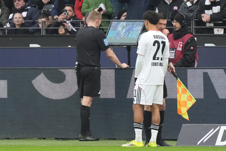 Schiedsrichter Robert Schröder schaute sich die elfmeterreife Zweikampfszene zwar am Bildschirm an, fällte aber trotzdem eine klare Fehlentscheidung.