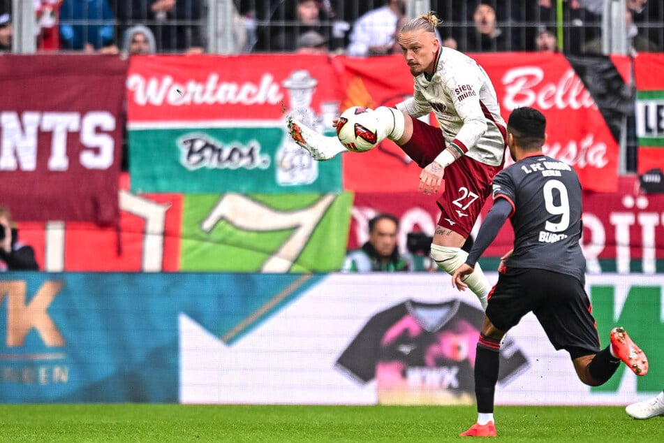 Die Rückkehr in die Union-Startelf hat für Livan Burcu (22, r.) nach dem frühen Platzverweis von Uduokhai ein jähes Ende gefunden.
