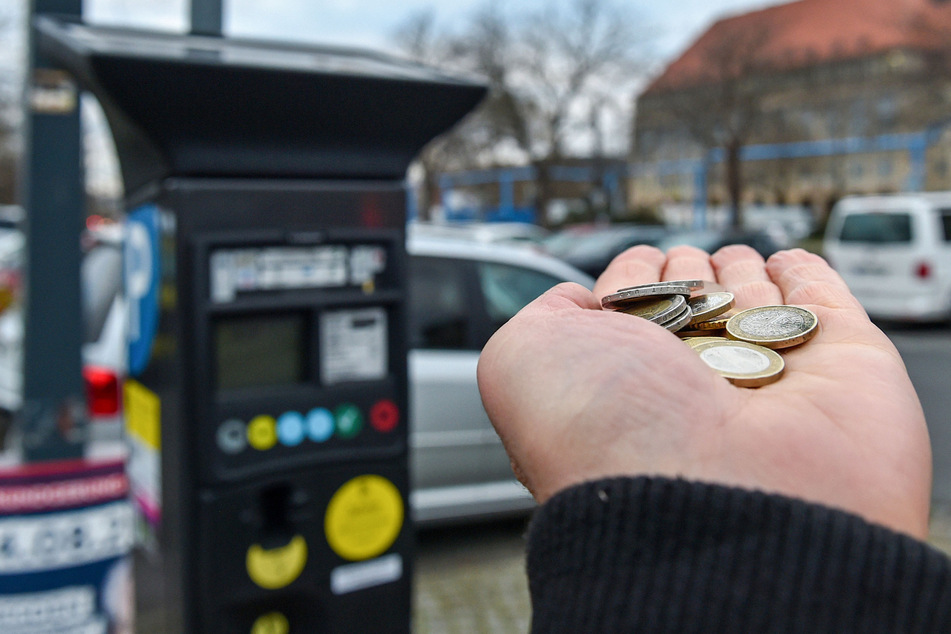Am Parkautomat: Münzen-Ärger für Dresdens Autofahrer